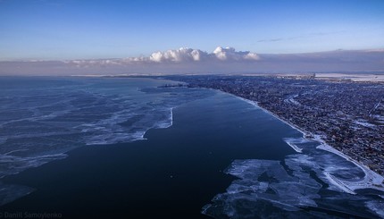 Скованное льдами Азовское море показали с высоты птичьего полета