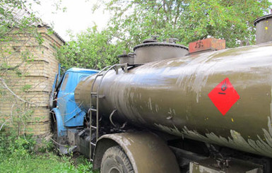 Бензовоз с 10 тоннами горючего врезался в жилой дом