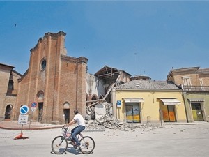 Италию продолжает разрушать мощными землетрясениями