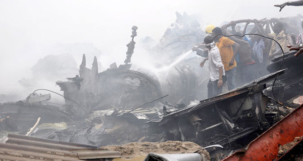 Пассажирский самолет рухнул на жилой квартал - несколько сотен жертв