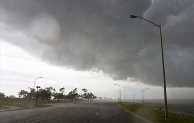 Ураган в Луганске покалечил трех человек