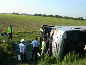 Пассажиров автобуса, разбившегося в Румынии, пообещали доставить в Украину