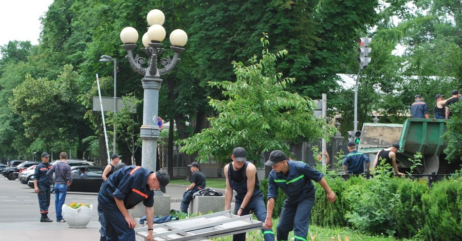 Вокруг парламента устанавливают второй забор