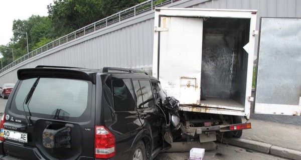 В Киеве внедорожник протаранил припаркованный грузовик