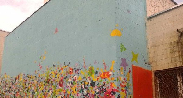 На стене возле КПИ распускаются цветы и летают бабочки