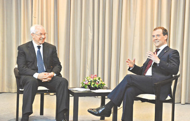 Азаров на встрече с Медведевым будет добиваться газовой скидки