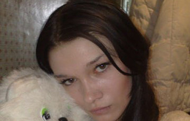 Саша Попова узнает близких и самостоятельно сидит