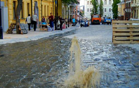 На Андреевском сразу после торжественного открытия прорвало трубу 