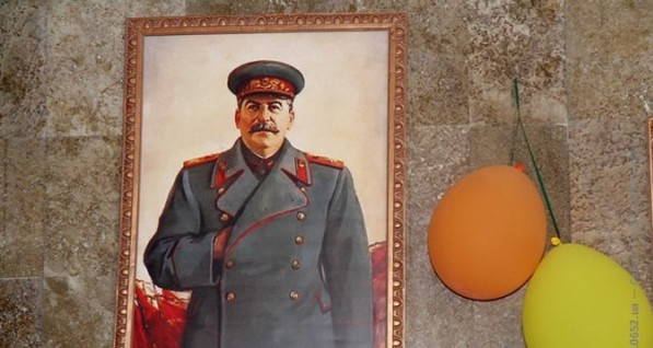 Из оформленной в духе СССР симферопольской столовой, пришлось убрать портрет Сталина