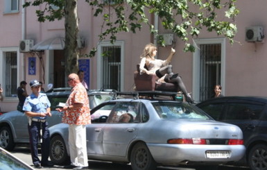 По Одессе колесит пластмассовая женщина