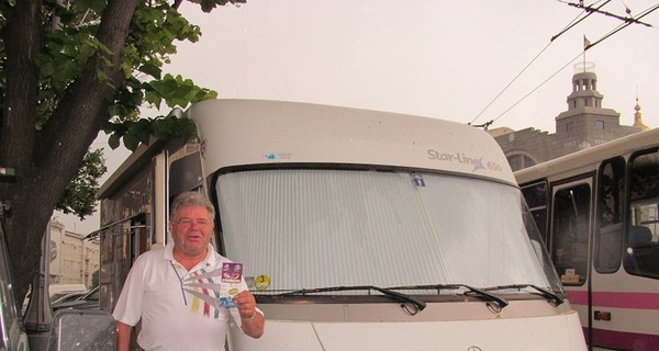 Футбольный фанат из Германии поселился в трейлере в центре Харькова