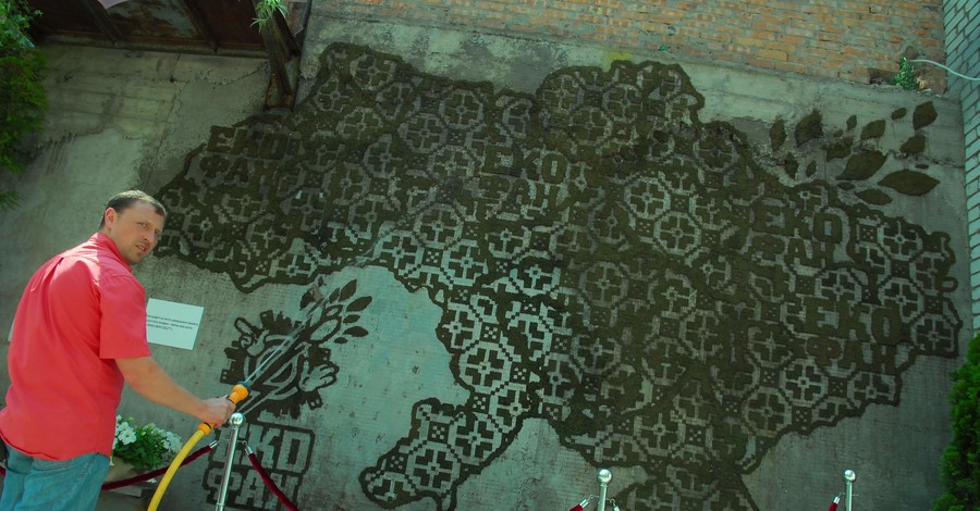 На киевской стене растет мох в виде карты Украины