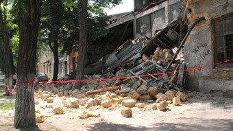 На Молдаванке рухнула стена завода