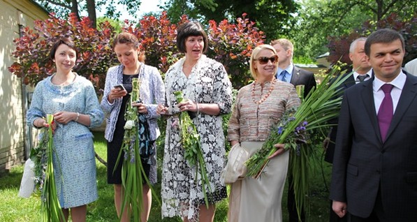 Анна Герман отметила Троицу с Клюевым, Лукаш и Левочкиной