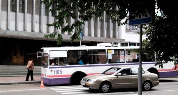 В Севастополе отлетевшее колесо троллейбуса протаранило джип