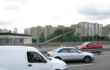 В Киеве на машину упал столб