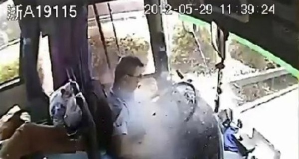 Водитель с разорванной печенью и поломанными ребрами спас всех пассажиров автобуса