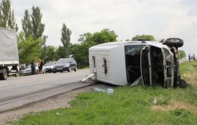 Грузовик вьехал в микроавтобус: шесть человек ранены