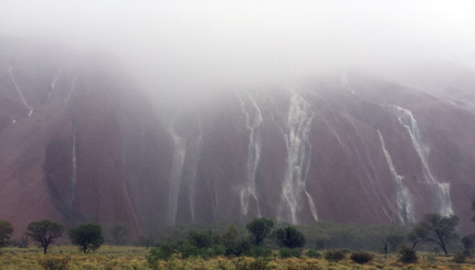 В Австралии скала Улуру превратилась в водопад