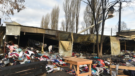 Что осталось от рынка после пожара возле метро Лесная