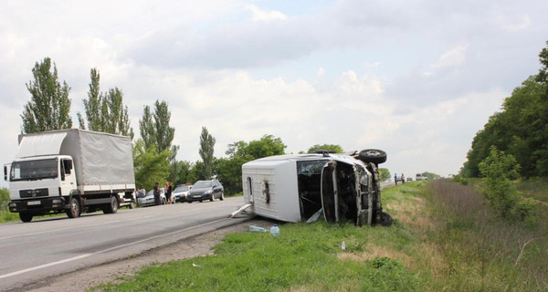 Под Васильевкой перевернулась маршрутка: Шестерых пассажиров с серьезными травмами доставили в больницу