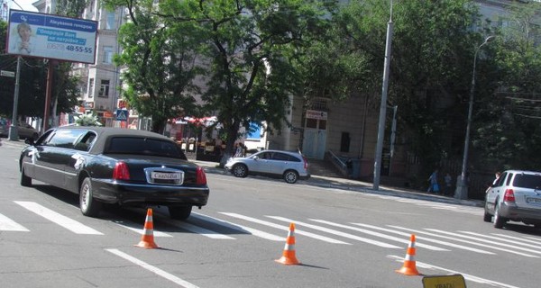 В Мариуполе свадебный лимузин сбил пешехода
