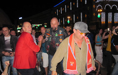 Киевская фан-зона: смотрим Евро, сидя на асфальте