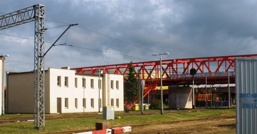 Касильяса и Иньесту в Польше обнесли рвом и залили грязищей