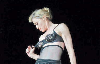 Мадонна показала грудь турецким фанатам 