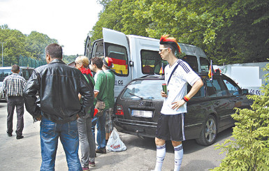 Немецкие фанаты погорели на краже тележки из супермаркета 