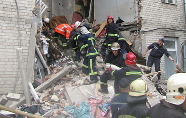 В Луцке жильцы с уцелевших после разрушения подъездов боятся ночевать дома