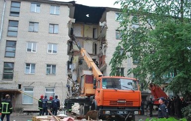 В разрушенный в Луцке дом за вещами через окна будут лазить спасатели 