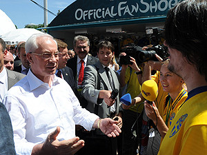 Азаров поспорил со шведом на бутылку пива