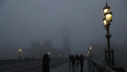 Англия растворилась в густом тумане: фото