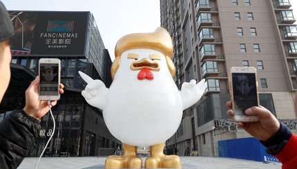 В Китае установили гигантскую скульптуру петуха с прической Дональда Трампа