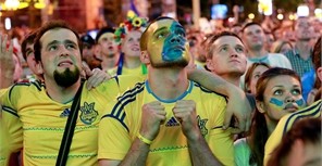 Модно быть украинцем: надеваем веселые парики и разукрашиваем лица