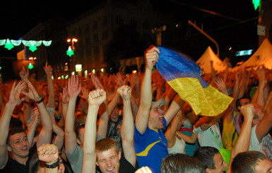 В фан-зоне устроили пивной дождь и бросали под ноги дымовые шашки 