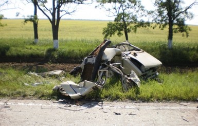 В Херсонской области легковушка решила померяться силами с грузовиком