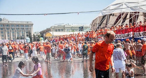В харьковской фан-зоне болельщиков поливают водой