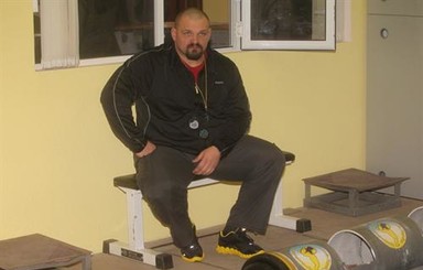 Самый сильный человек планеты рассказал, сколько раз он поднимет самого легкого игрока Евро