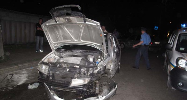 В Киеве милиция приковала буйного водителя к автобусной остановке 