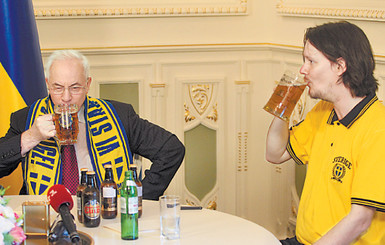 Азаров выпил пива со шведским болельщиком