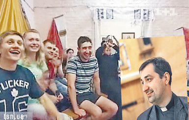 Священник-болельщик смотрит матчи с прихожанами прямо в церкви 