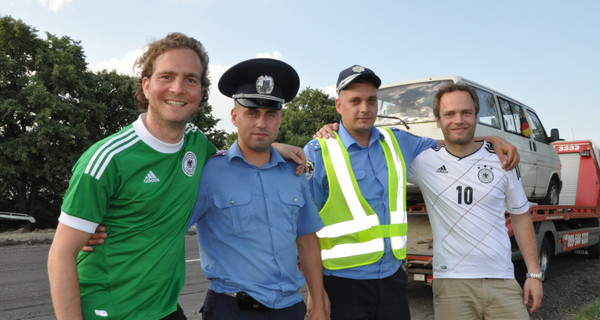 Два болельщика из Мюнхена поехали на матч своей сборной в Харьков на эвакуаторе