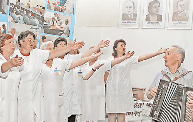 Поющими медсестрами руководит охранник женской консультации 