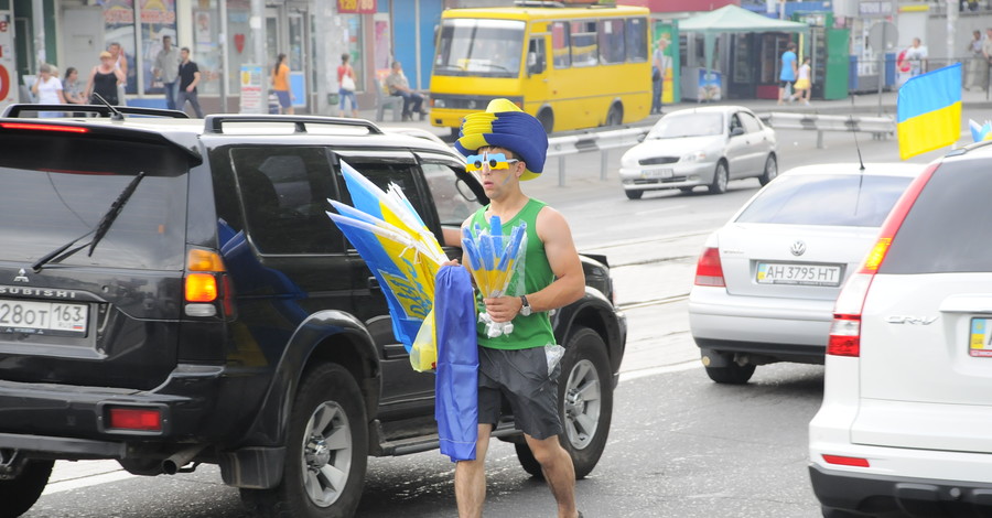 Донецк заполонили национальные флаги