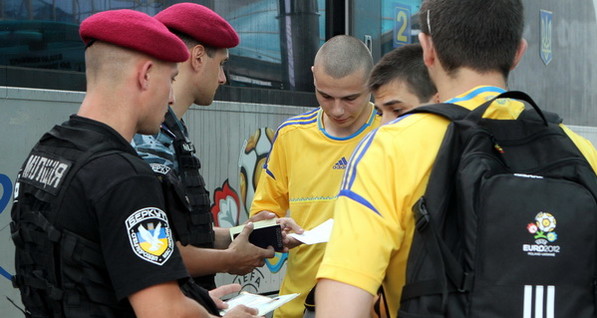 В Донецке дождь, повышенные меры безопасности и аварии 