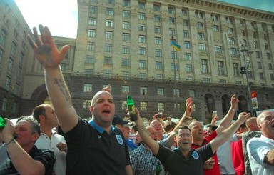 В киевской фан-зоне шведские и английские болельщики обмениваются 