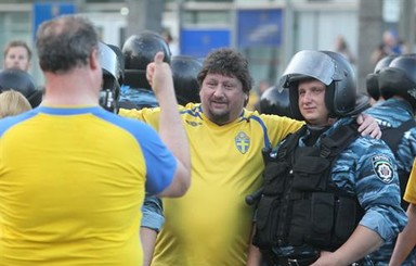 Шведские болельщики покидают Украину