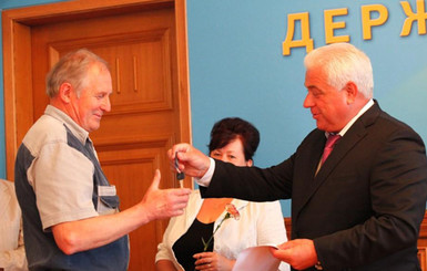 Анатолий Присяжнюк вручил жителям Киевщины ключи от автомобилей 